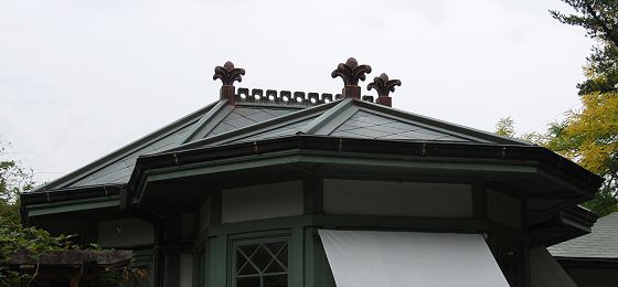 守衛室の屋根と棟飾り