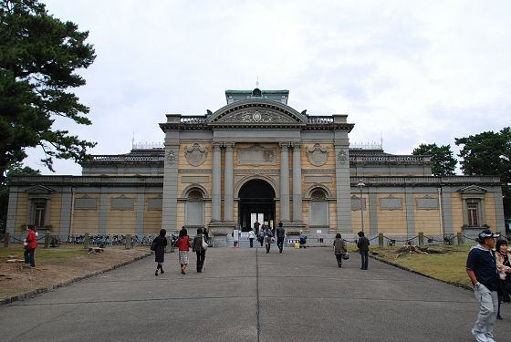 西面出入口も利用できた時の奈良国立博物館 旧本館
