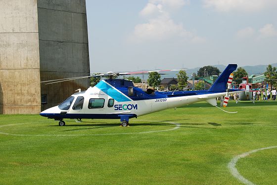 地上に駐機するSECOM ヘリコプター