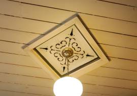 天井の電灯装飾