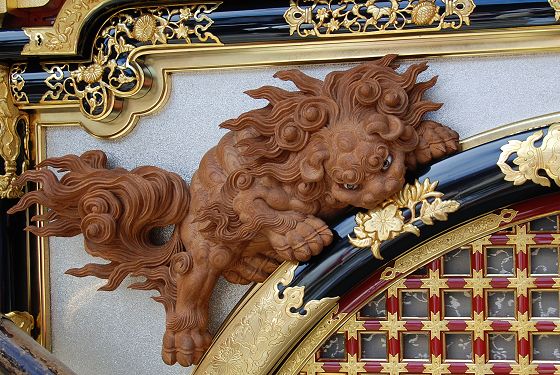 正面左側の唐獅子彫刻