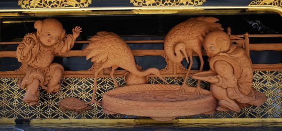 唐子と鶴および亀の彫刻