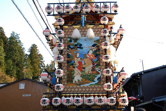 夜祭のために提灯が飾り付けられた恵比須台の見送り幕