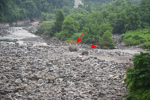 左岸連絡水路橋から眺める常願寺川河床に点在する大転石