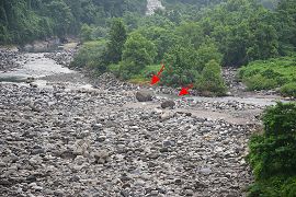 左岸連絡水路橋から眺める常願寺川河床に点在する大転石