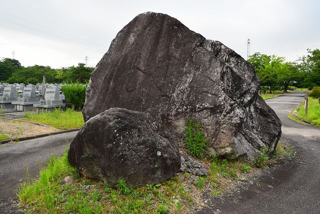 この大転石の奥（東）に 1/3ほどの大きさの転石（岩）がありました