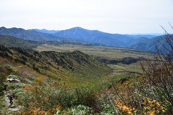 鏡岩から南を見る、弥陀ヶ原と薬師岳を眺められます。