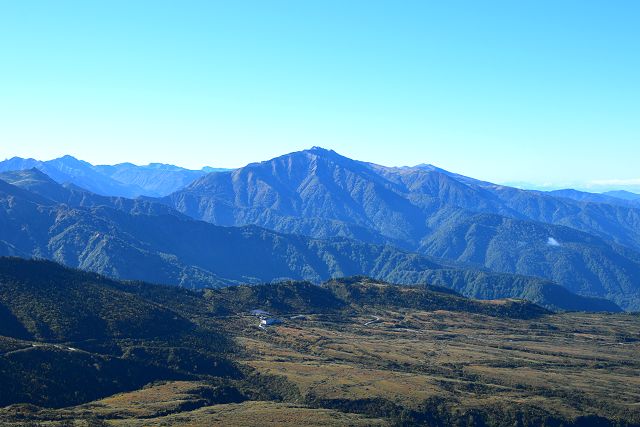 七福園の南縁から眺めた薬師岳と弥陀ヶ原