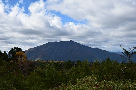 大日平 1,628m地点から眺めた鍬崎山