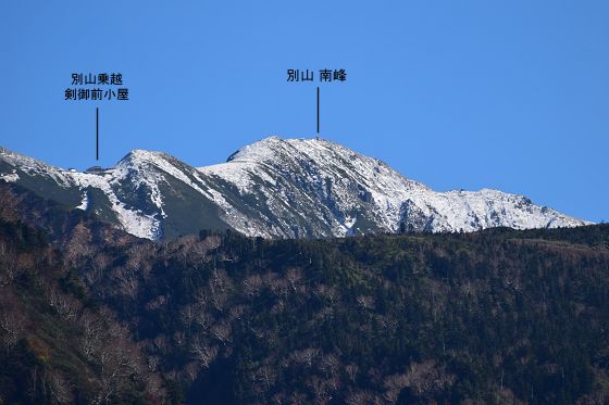 弘法から千寿が原まで続く探勝歩道の大観台から見た別山