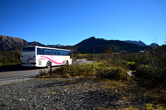 1800m地点の駐車場前を通過する立山高原バス