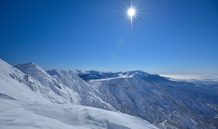 冬の室堂山展望台から眺めた北アルプス南部の山風景
