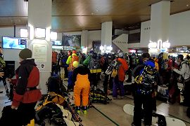 山スキー客で賑わう朝のケーブルカー立山駅
