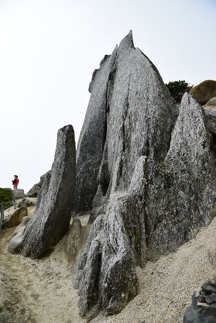 鋭利な刃物のようにそそり立つカミソリ岩