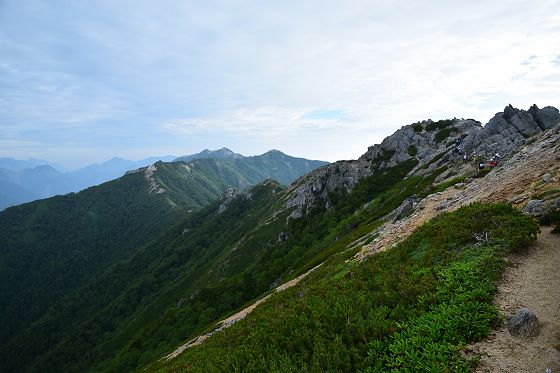 2699m地点から眺めた燕岳と燕山荘のあるピーク