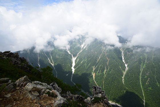 2643m地点から眺めた雲に隠れた槍ヶ岳