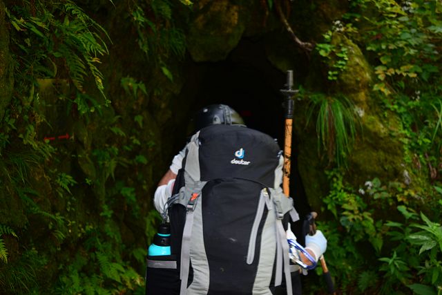 志合谷トンネルに入る登山者