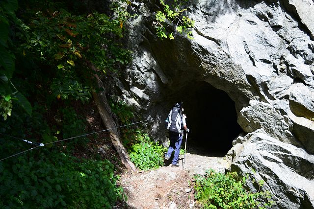 短いトンネルに入る登山者