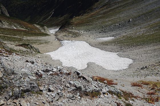 9月末でも雪渓が残る真砂沢カール