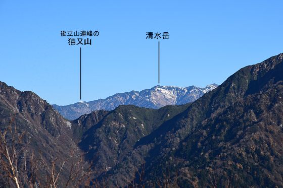 クズバ山への登山道にある1670m地点の展望場所から眺めた清水岳