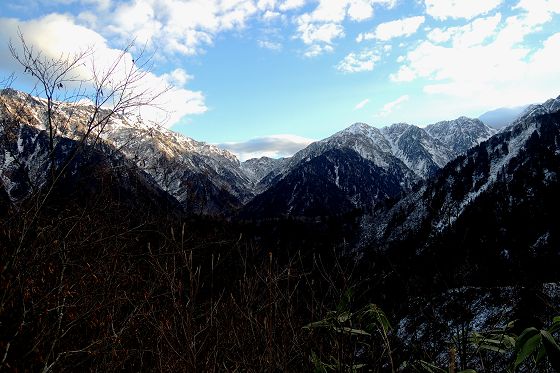 2014年11月22日、1050m地点の展望場所から眺めたブナグラ峠～赤谷山～白萩山～白ハゲ～大窓の稜線