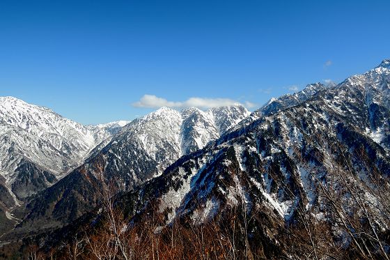 2014年11月22日、1730mピークから見たブナグラ峠～後立山連峰～赤谷山～白萩山～白ハゲ～大窓～池平山～マッチ箱の稜線
