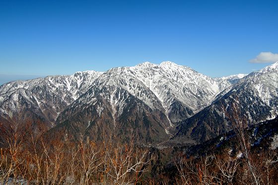 2014年11月22日、1730mピークから見た大猫山～釜谷山～猫又山～ブナグラ峠の稜線