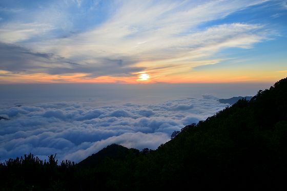 富山平野の雲海に沈む夕日