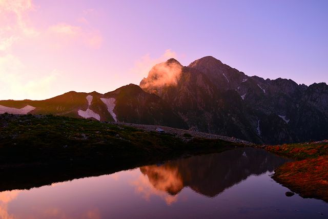 夕暮れ、剣沢の池の水面に写る剱岳