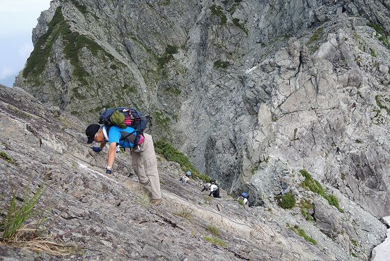 2013年、12番目鎖場「平蔵の頭」を登る登山者達