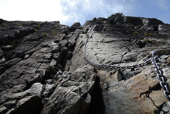 2013年、12番目鎖場「平蔵の頭」前半の岩場登り・上部の鎖