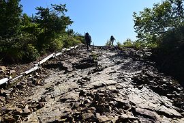 岩の登山道