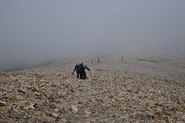 薬師岳を目指し岩ガレ登山道を登る人々