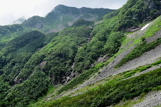 2016夏山、滝見岩から遠望した滝