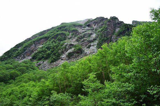 槍沢キャンプ場の北東にそびえる赤沢山の断崖