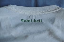 背中の首付近に「mont-bell」