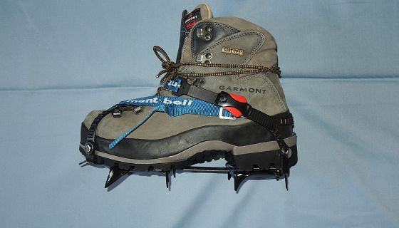 登山靴にスノースパイク 10本爪を装着した状態