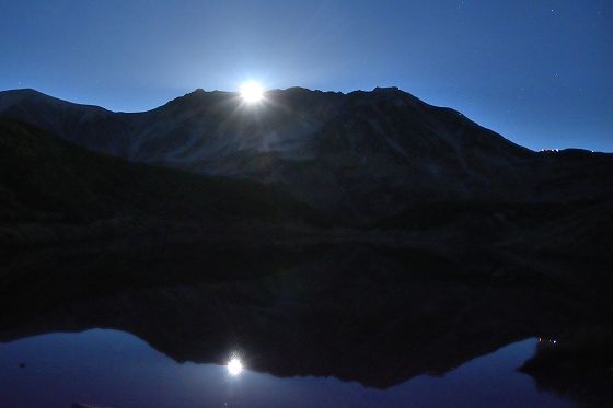 みどりが池から眺めた、立山からの月の出