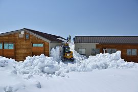 現代の室堂山荘、除雪中