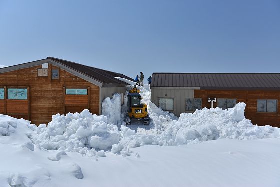 雪から掘りおこし中の立山室堂山荘