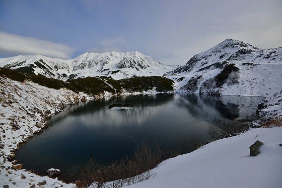 湖面が凍り始めた初冬のみくりが池