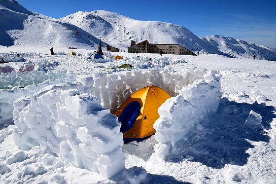がっちりと雪のブロック壁に囲まれたテント