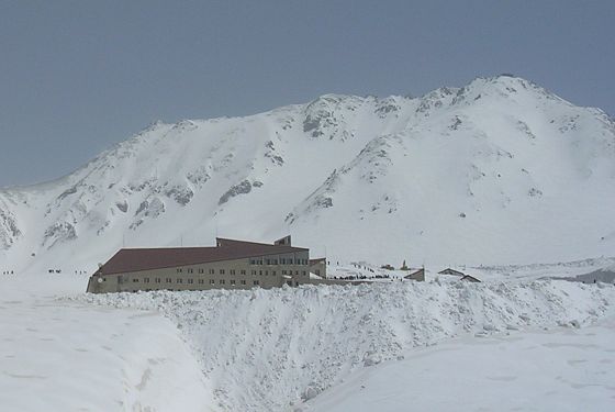 雪に覆われたホテル立山