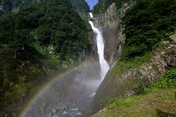 滝見台園地 第3層から見た「虹と称名滝」