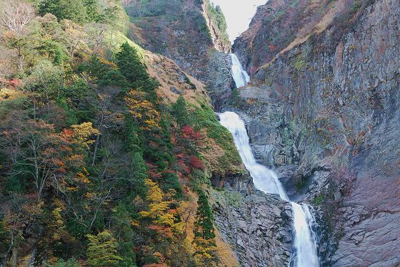 称名滝に岩肌と紅葉