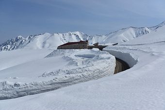 雪の大谷とホテル立山