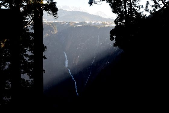 高原バスの車窓から眺めた称名滝
