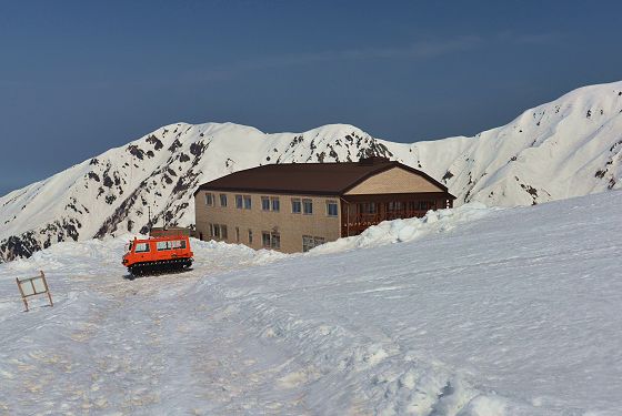 2014年4月25日、天狗平山荘と雪上車に大日連山