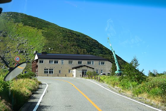 2016年9月1日、天狗平山荘とクレーン車