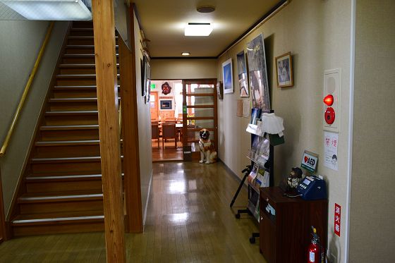 食堂への廊下と2階客室への階段